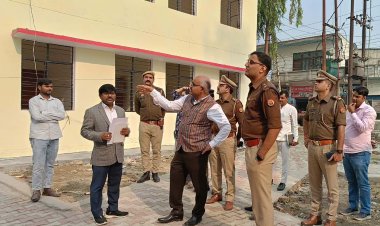 खेकड़ा कोतवाली की निर्माणाधीन बैरक में डीएम को मिली खामियां