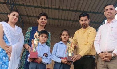 शामली से ट्राफी जीतकर लौटी होली चाइल्ड एकेडमी की छात्राएं