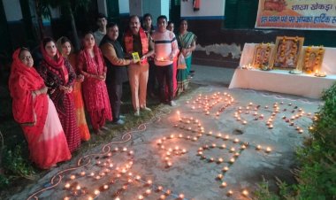 दीप जलाकर की देवों की पूजा अर्चना