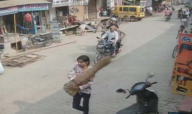 दुकान से झाडू का बंडल चुराकर ले जाता सीसीटीवी में कैद