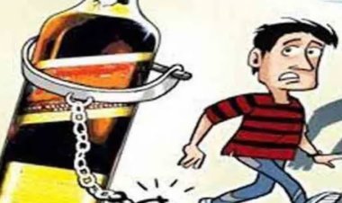 लेडिज टॉयलेट में घुसे शराबी को पुलिस ने दबोचा