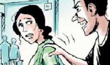 दुकानदार कसता है युवती पर अश्लील फब्तियां