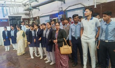 वाणिज्य के विद्यार्थियों ने दूध प्लांट का किया भ्रमण