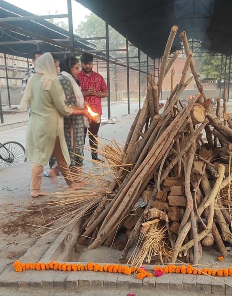 बेटियों ने किया पिता का अंतिम संस्कार