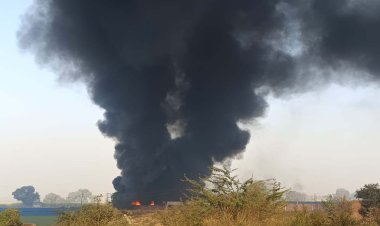 खेकड़ा में स्क्रैप गोदाम में लगी भीषण आग