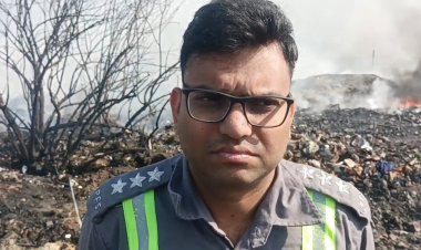 कबाड़ के गोदाम में लगी भीषण आग दमकल विभाग की सूझबूझ से सैकड़ो झुग्गियों को बचाया गया