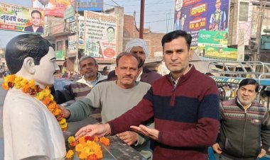 शहीद दिवस पर शहीदों की प्रतिमाओं पर किए पुष्प अर्पित