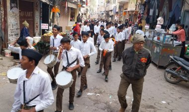 आरएसएस कार्यकर्ताओं ने पूर्ण गणवेश में किया पथ संचलन