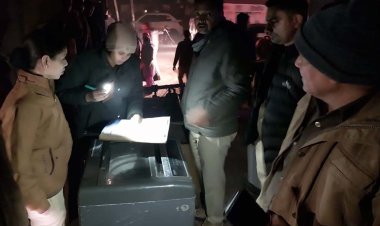 फरार हत्यारोपी के मकान की गई कुर्की