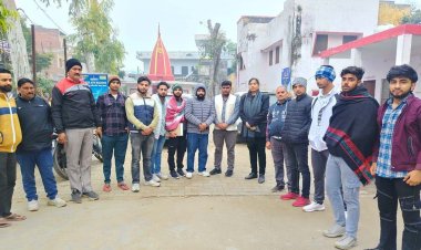 भूखी प्यासी गौमाता को देख भडके हिन्दू संगठन कार्यकर्ता