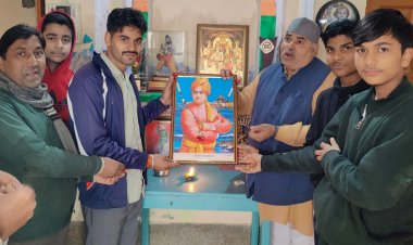 बोले कवि, एकता अनुशासन अपनाएं, विवेकानंद सा व्यक्तित्व बनाए