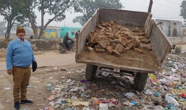 खडंजे की उखडी ईंट ले जाते ठेकेदार को दौड़ाया