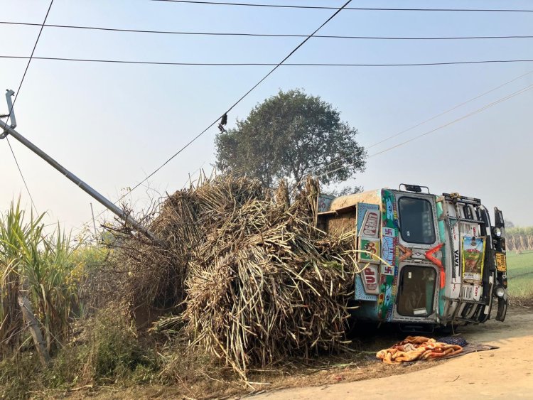 गन्ना लदा ट्रक पलटने से उच्च क्षमता के तीन विद्युत पोल टूटे