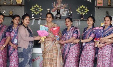 गुरुकुल में महिला शिक्षिकाओं को किया सम्मानित
