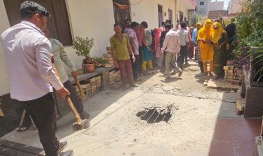 नगरपालिका ने गली में बने अवैध सैप्टिक टेंक को हटाया