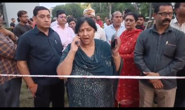 नाले की दीवार टूटने से सिद्धार्थ विहार स्थित प्रतीक ग्रैंड का बेसमेंट हुआ जलमग्न, लिफ्ट भी हुई बंद, लोगों ने लगाया जाम