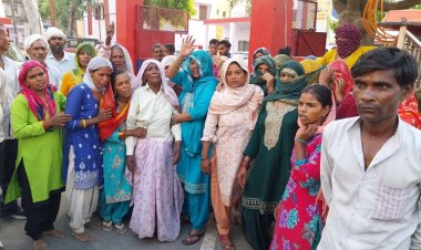 मृतक राजमिस्त्री के परिजनों ने कोतवाली पर किया प्रदर्शन