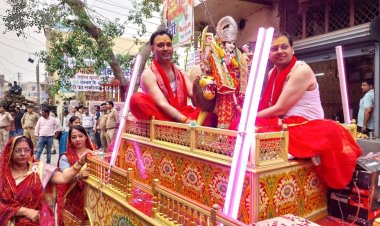 ठाकुरद्वारा मंदिर पर संगीतमय भजनों पर झूमते रहे श्रद्धालु