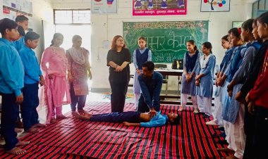 स्वास्थ्य विभाग की टीम ने बच्चों को कराया योगा