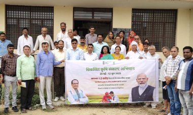 कृषि वैज्ञानिकों ने किसानों को ड्रोन की जानकारी दी