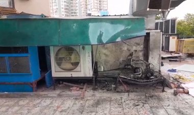 AC  में गैस भरते वक्त कंप्रेसर फटा एक व्यक्ति की मौके पर मौत दूसरा गंभीर रूप से घायल