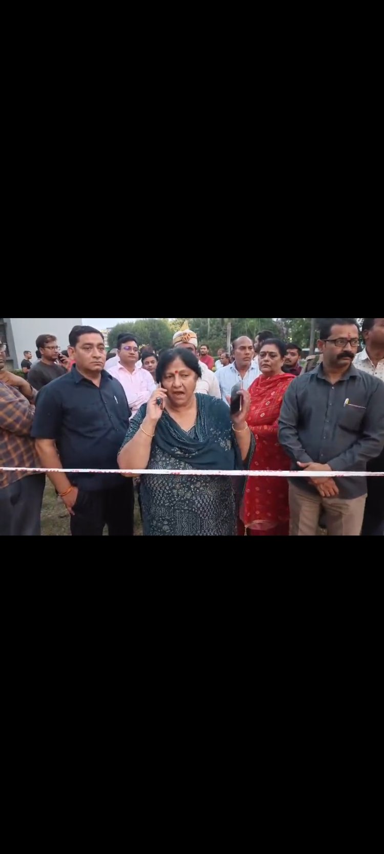 नाले की दीवार टूटने से सिद्धार्थ विहार स्थित प्रतीक ग्रैंड का बेसमेंट हुआ जलमग्न, लिफ्ट भी हुई बंद, लोगों ने लगाया जाम