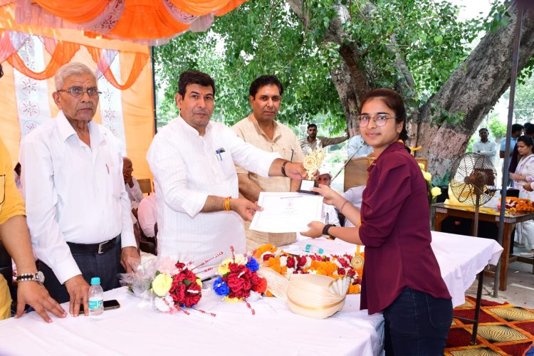 मेधावी छात्र-छात्राओं का सम्मान, पुलिस में चयनित युवाओं को भी मिला प्रोत्साहन