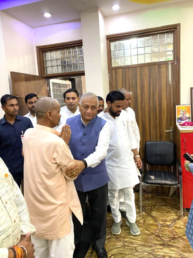 राज्यपाल जनरल वी. के. सिंह ने दी स्व. ललित भाटी को श्रद्धांजलि, शोक संतप्त परिवार से की मुलाकात