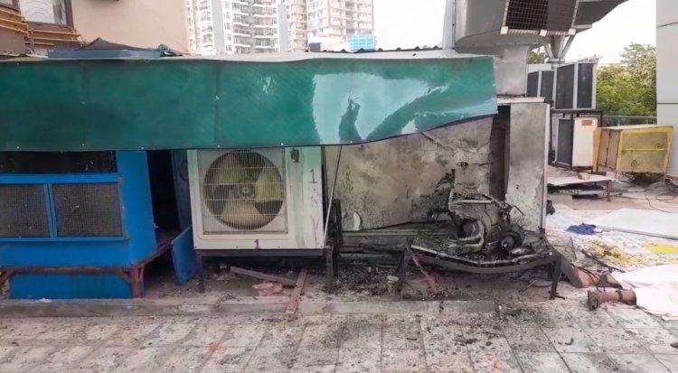 AC  में गैस भरते वक्त कंप्रेसर फटा एक व्यक्ति की मौके पर मौत दूसरा गंभीर रूप से घायल