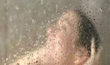 नहाते समय महिला के बाथरूम में झांका नौकर