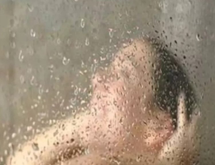 नहाते समय महिला के बाथरूम में झांका नौकर