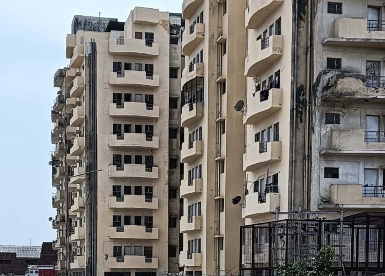 दस वर्षों से बिना अधिभोग प्रमाण पत्र के रह रहे 1342 परिवार, फिर भी मेंटिनेंस वसूली जारी