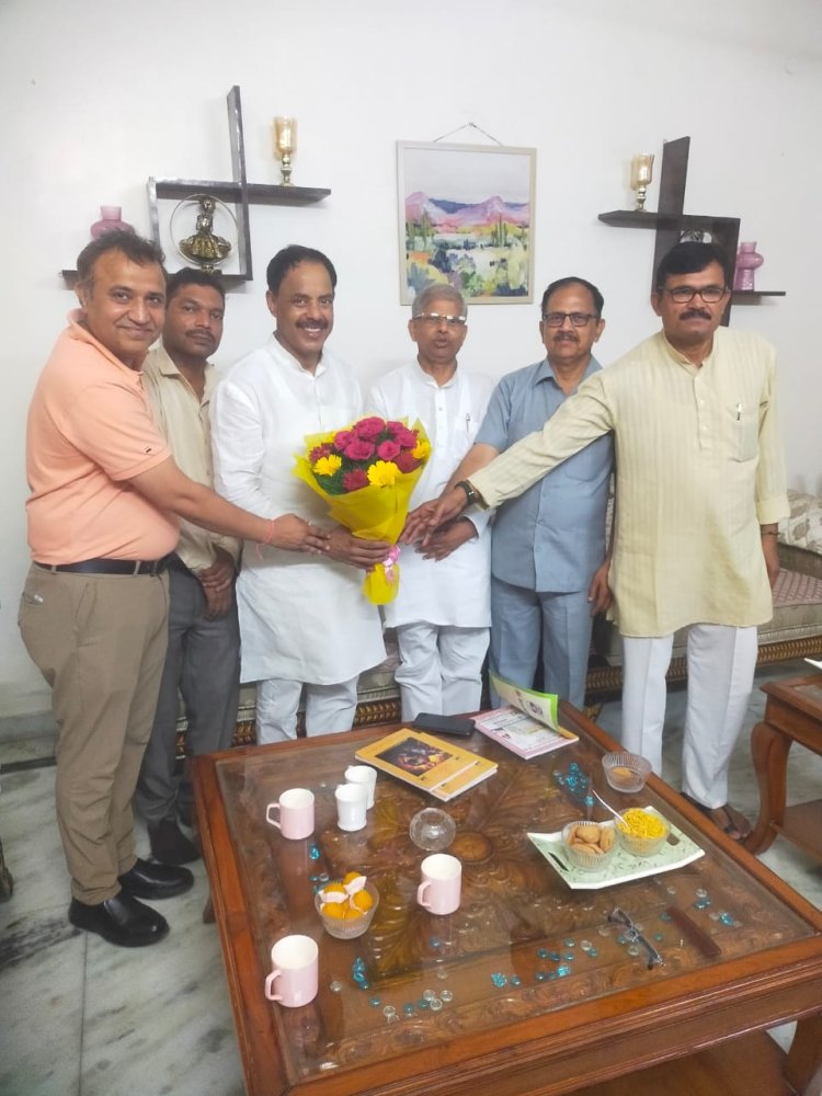 नोएडा के भाजपा महानगर अध्यक्ष महेश चौहान से मधी क्षेत्र राजपूत सभा के पदाधिकारियों ने की शिष्टाचार भेंट