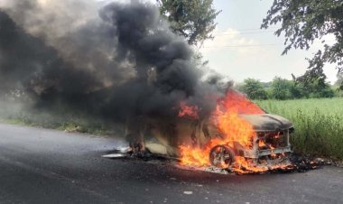 चलती कार बनी आग का गोला, कार सवारों ने कूदकर बचाई जान