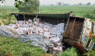 सेब लदा ट्रक गहरी खाई में पलटा, चालक व सहचालक गंभीर रूप से घायल