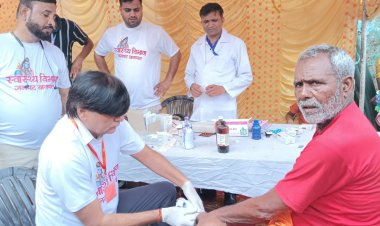 डिप्टी सीएमओ डॉ. यशवीर ने निभाई सेवा भावना, कांवड़ियों के किए घावों की मरहम पट्टी