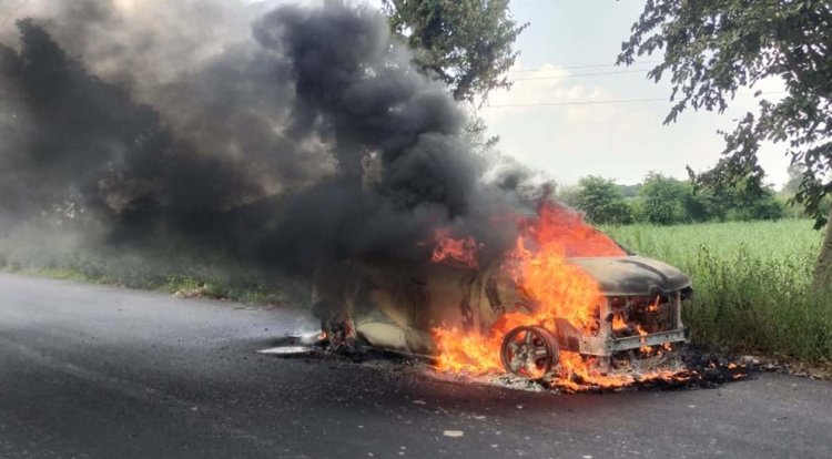 चलती कार बनी आग का गोला, कार सवारों ने कूदकर बचाई जान