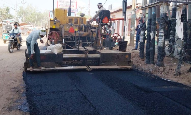 पाठशाला मार्ग पर काली सडक बनाने का शुरू हुआ कार्य
