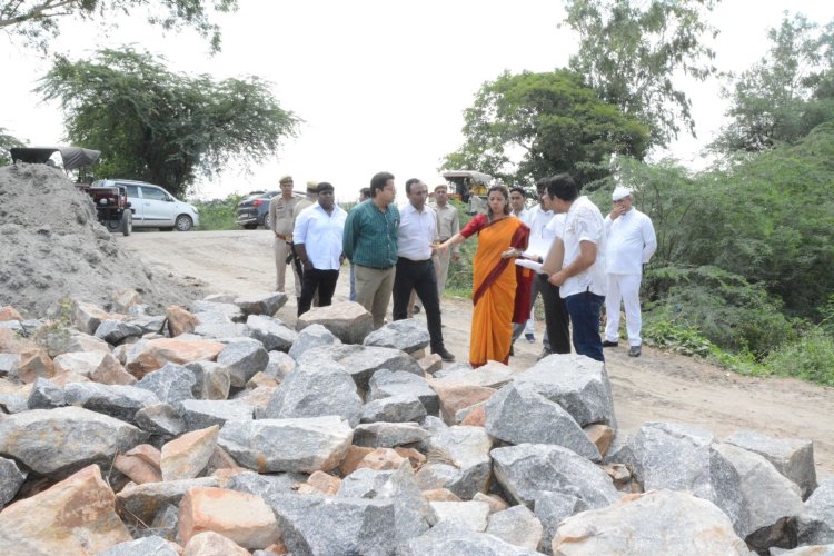 जिलाधिकारी ने किया अलीपुर व काठा तटबंध का निरीक्षण