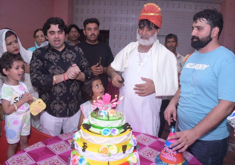 धूमधाम से मनाया गया महंत देवेन्द्र दास का जन्मदिवस