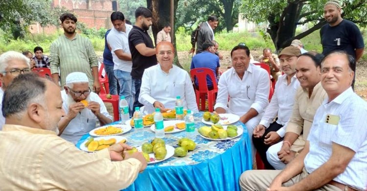 रालोद विधायक मदन भैया ने चखा रटौल आम का स्वाद