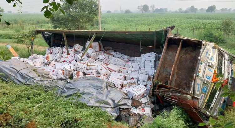 सेब लदा ट्रक गहरी खाई में पलटा, चालक व सहचालक गंभीर रूप से घायल