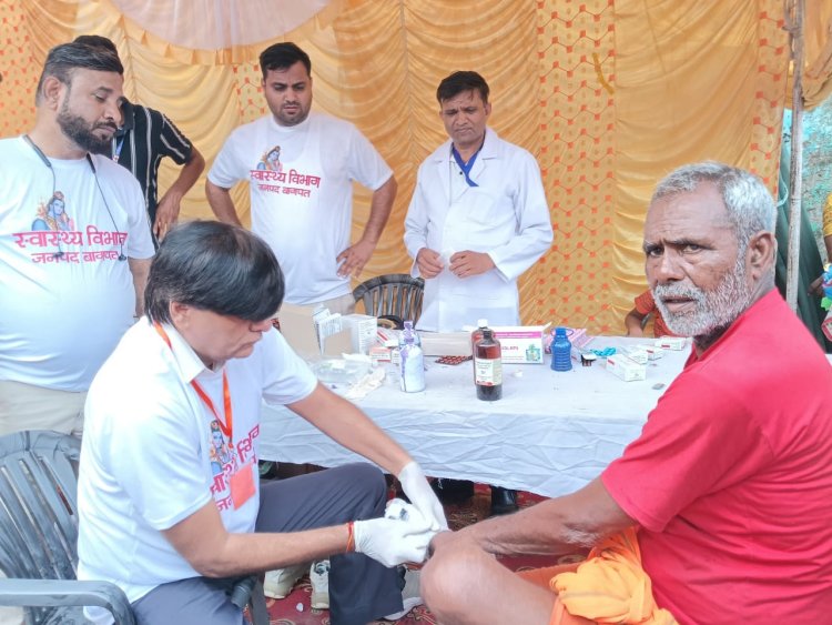 डिप्टी सीएमओ डॉ. यशवीर ने निभाई सेवा भावना, कांवड़ियों के किए घावों की मरहम पट्टी