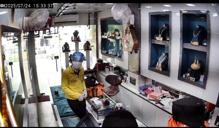 दिनदहाड़े ज्वेलरी शॉप में मालिक और नौकर को बंधक बनाकर  लाखों की लूट को दिया अंजाम