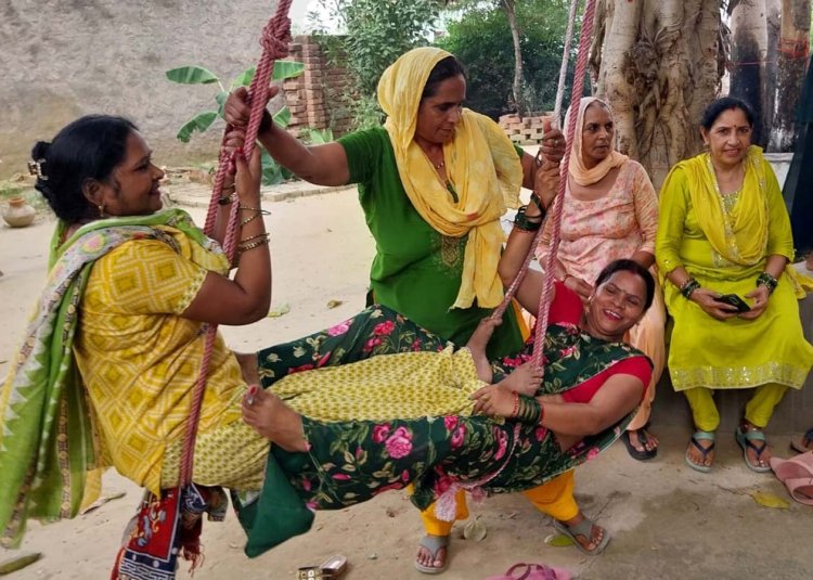 हरियाली तीज पर झूलों की पींगों और पतंगों से सराबोर हुआ खेकड़ा