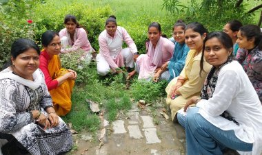 एक पेड़ मां के नाम अभियान के तहत जैन गर्ल्स डिग्री कॉलेज में पौधारोपण