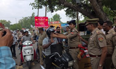 सराहनीय:- पुलिस ने दोपहिया वाहन चालकों को हेलमेट का महत्व बताते हुए हेलमेट किए वितरित