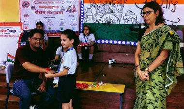 छात्राओं ने सफाई मित्रों को बांधी रीसायकल राखियाँ