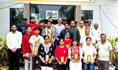 देव कृष्णा पब्लिक स्कूल में मेधावी छात्रों का सम्मान