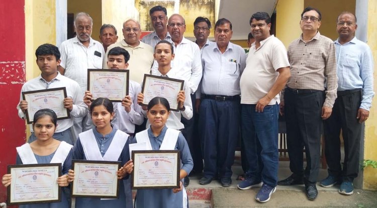 मेधावी छात्रों को छात्रवृत्ति देकर किया सम्मानित
